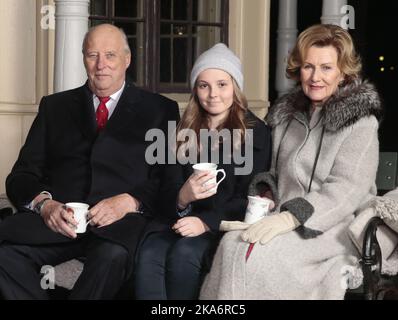 Oslo, Norwegen 20161220. Norwegens königliche Familie traf sich`s Weihnachtsfotoabend im Garten des Königlichen Palastes in Oslo, 20. Dezember 2016. König Harald, Prinzessin Ingrid Alexandra und Königin Sonja trinken Glühwein aus Bechern Prinzessin Aride hat vor dem Pavillon im Royal Palace Park Ingwer-Schnappschüsse gemalt und gegessen. Foto: Lise Aaserud / NTB scanpix Stockfoto